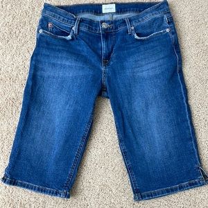 EUC Hudson knee length shorts. Women’s 28”, Inseam approx” 13”.